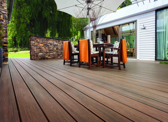 trex-transcend-decking-spiced-rum-elevations-outdoor-furniture-orange-throws