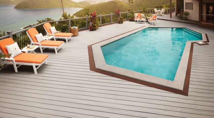 Trex Transcend decking in Gravel Path and Vintage Lantern.