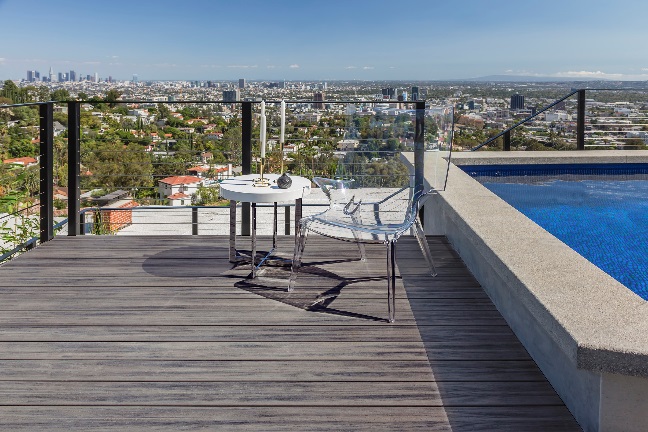 This beautiful Trex Transcend Island Mist deck shows off the variegated black streaking in the grey decking boards.