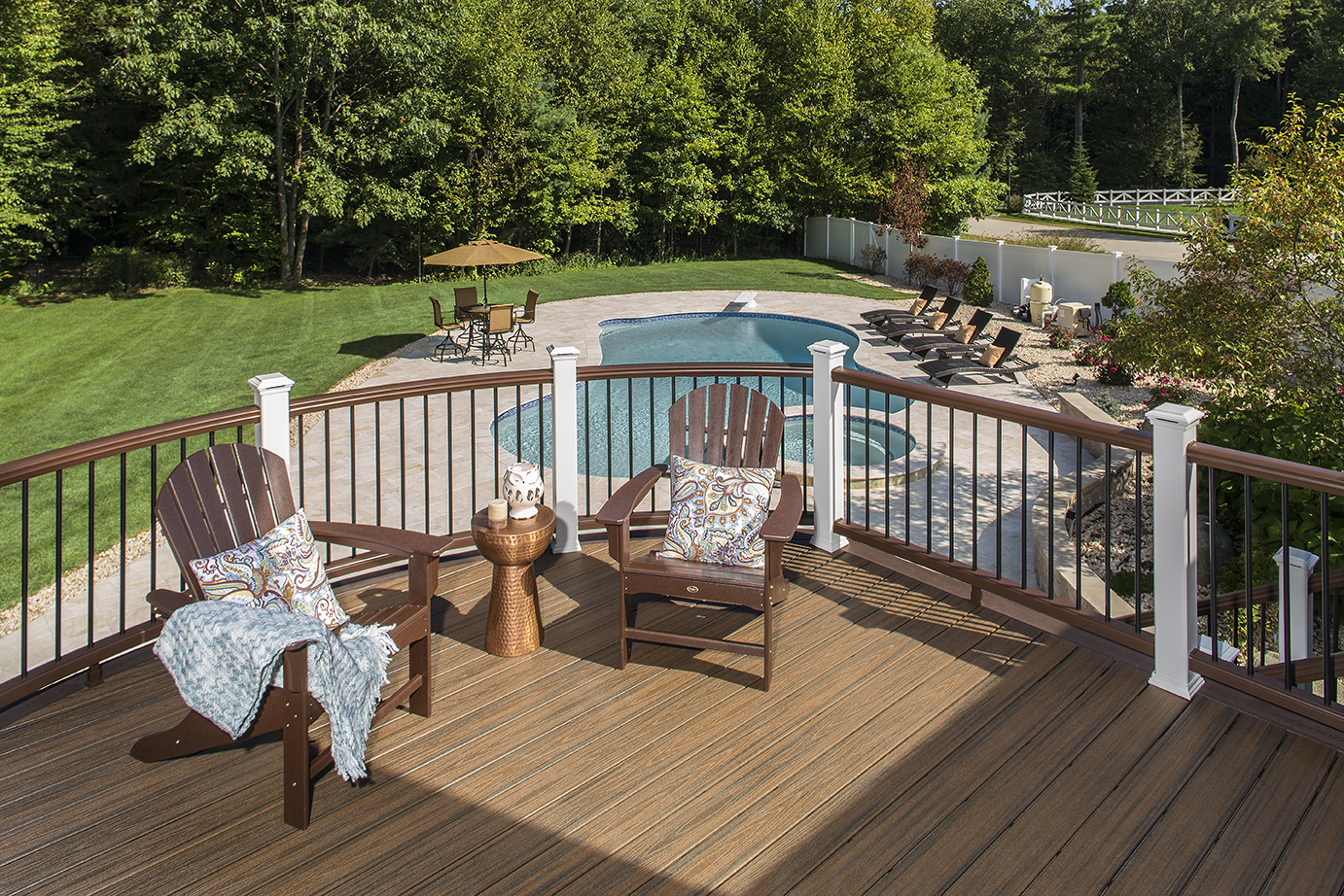 Trex Transcend decking in Spiced Rum and railing in Vintage Lantern